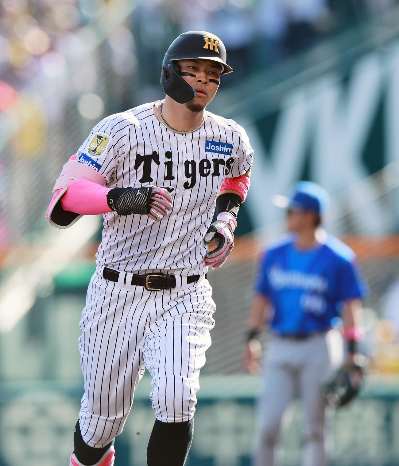 阪神対DeNA 6回裏阪神1死、佐藤輝明はソロ本塁打を放ちダイヤモンドを1周する（撮影・上山淳一）