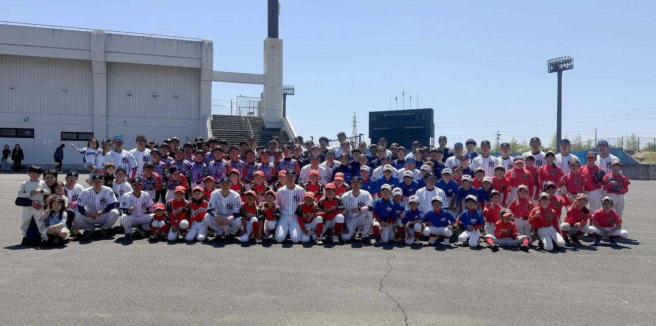 試合後に記念撮影する日本製紙石巻と子供たち