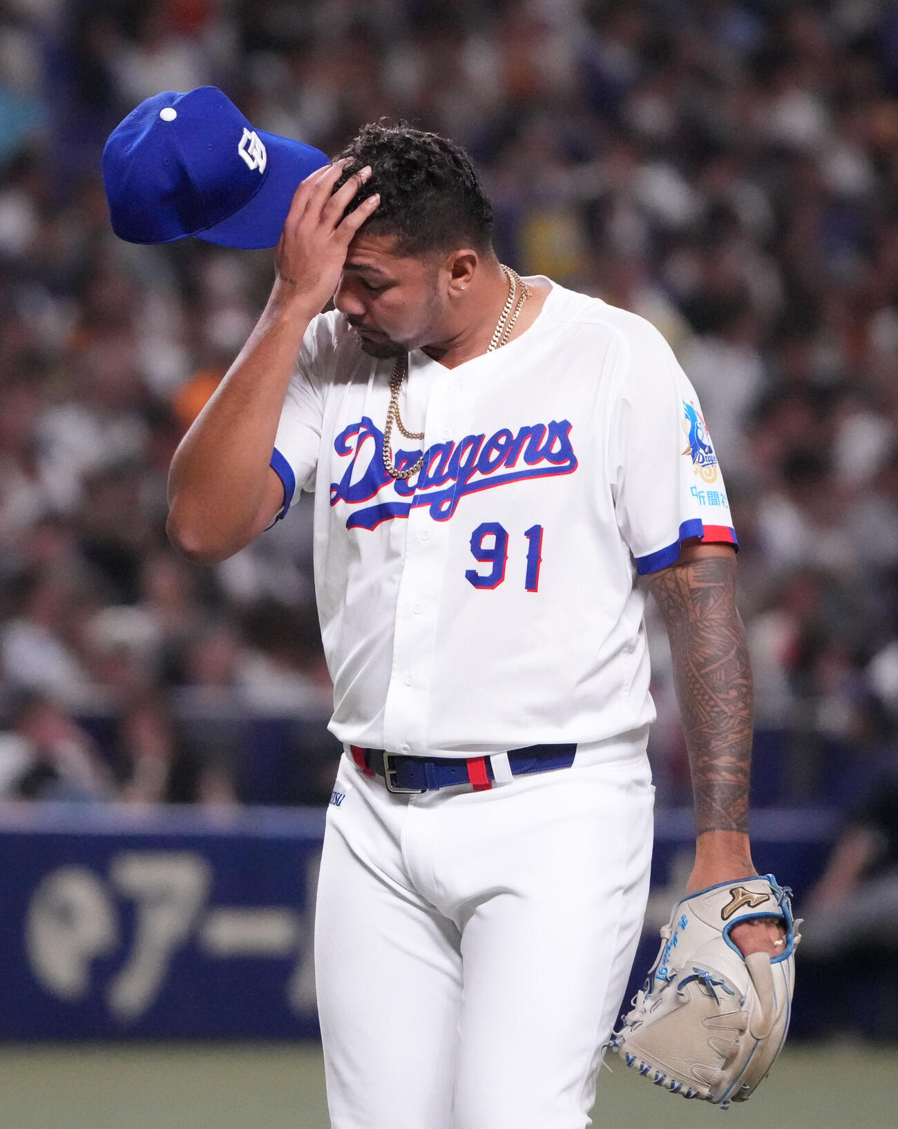 中日対巨人　6回表終了、汗を拭きながらベンチへ戻るウンベルト・メヒア（撮影・森本幸一）