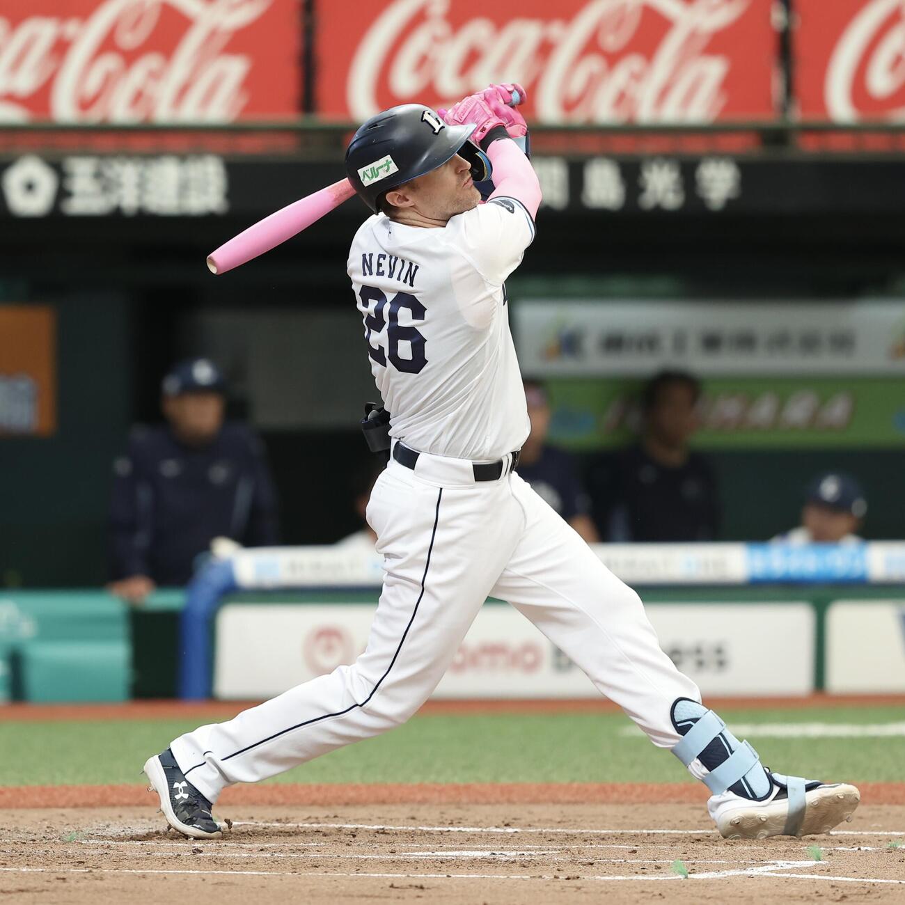 西武対楽天　1回裏西武2死一塁、先制適時二塁打を放つネビン（撮影・河田真司）