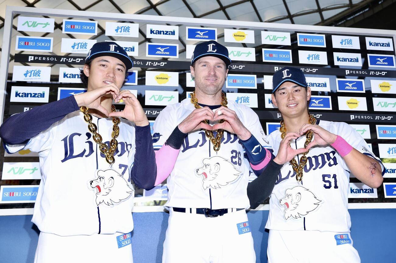 西武対楽天　母の日に因みハートマークを作り写真に納まる西武の、左から菅井信也、ネビン、西川愛也（撮影・河田真司）