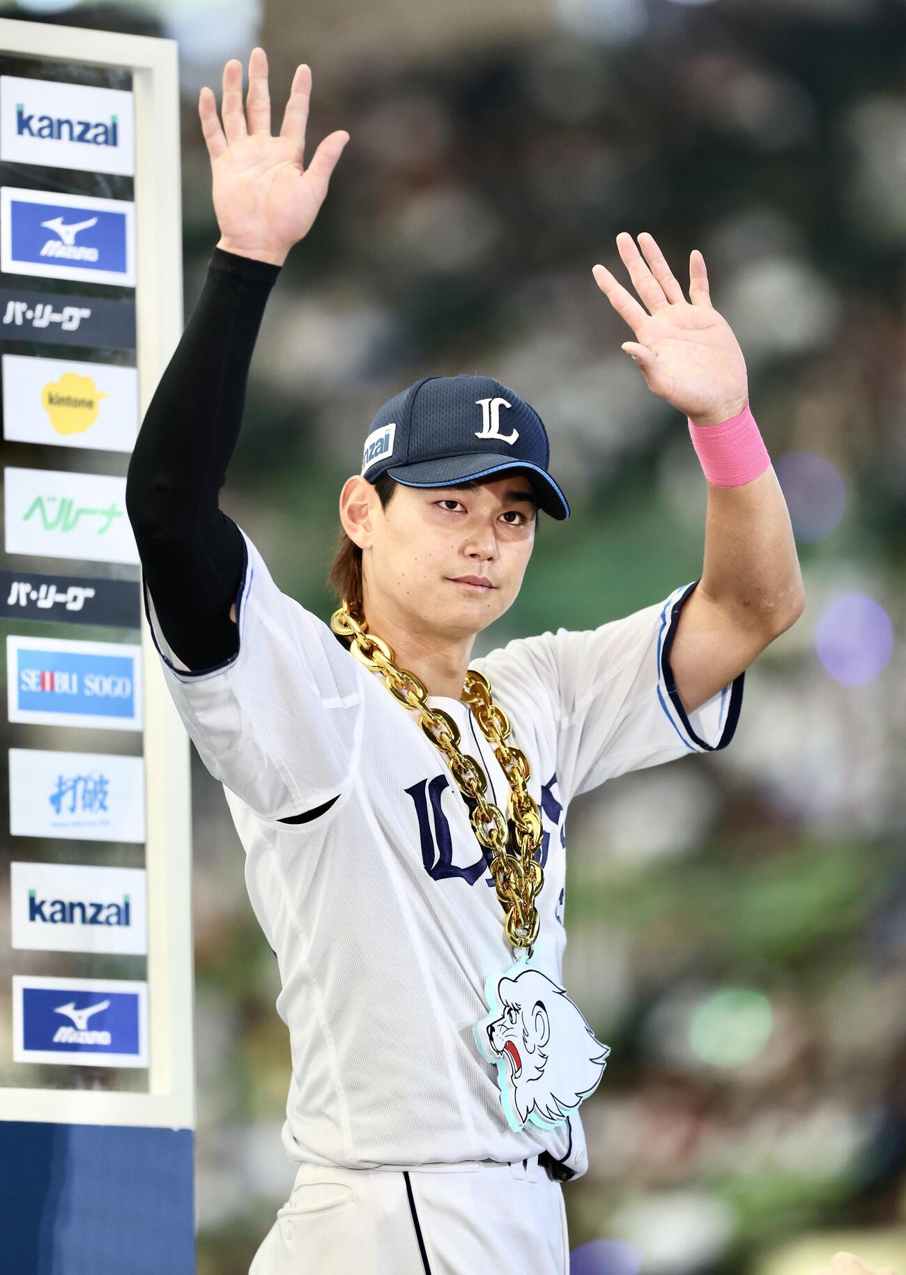 西武対楽天　楽天に勝利し、お立ち台で声援に応える西川愛也（撮影・河田真司）