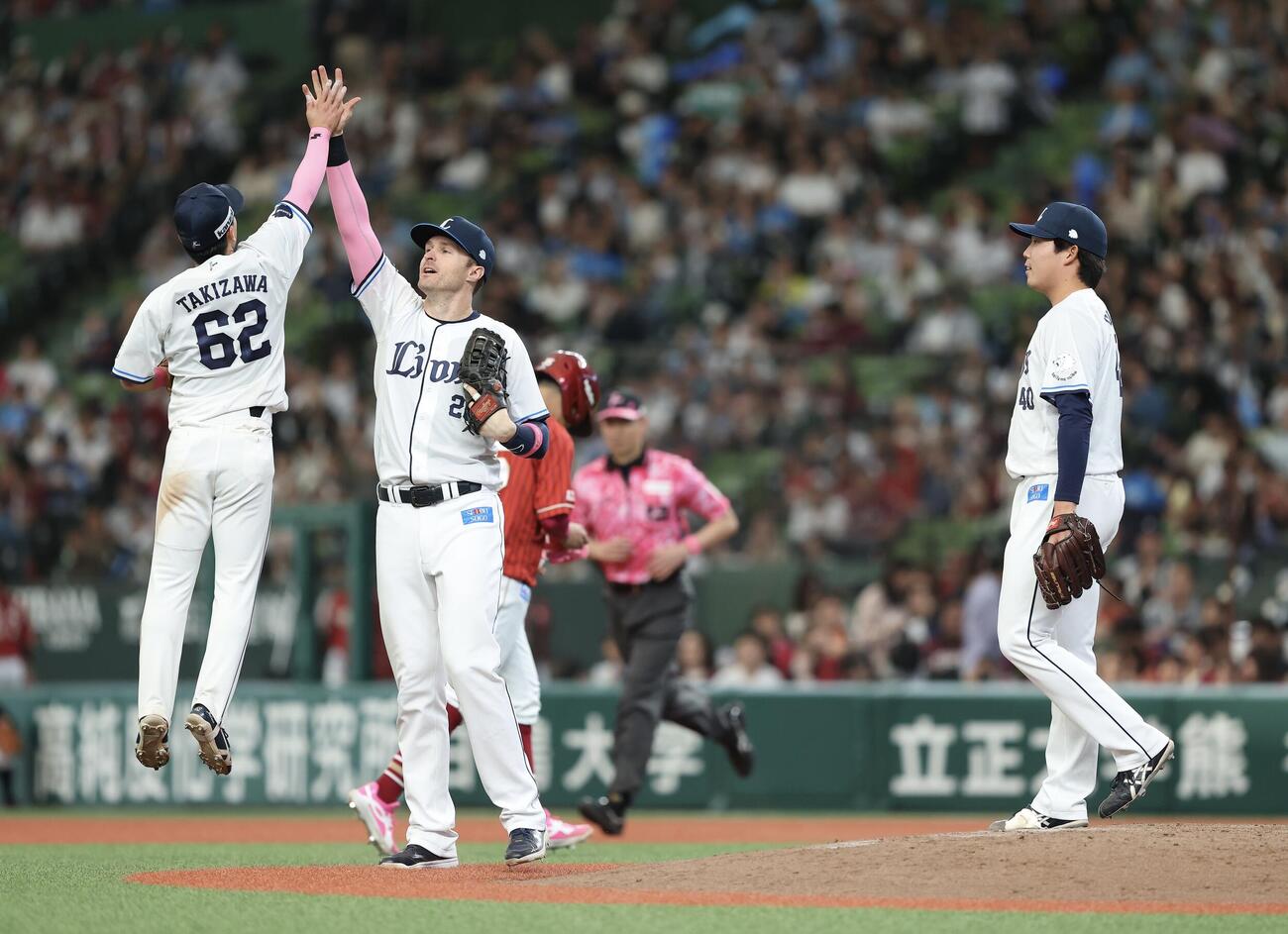 西武対楽天　楽天に勝利する西武（撮影・河田真司）