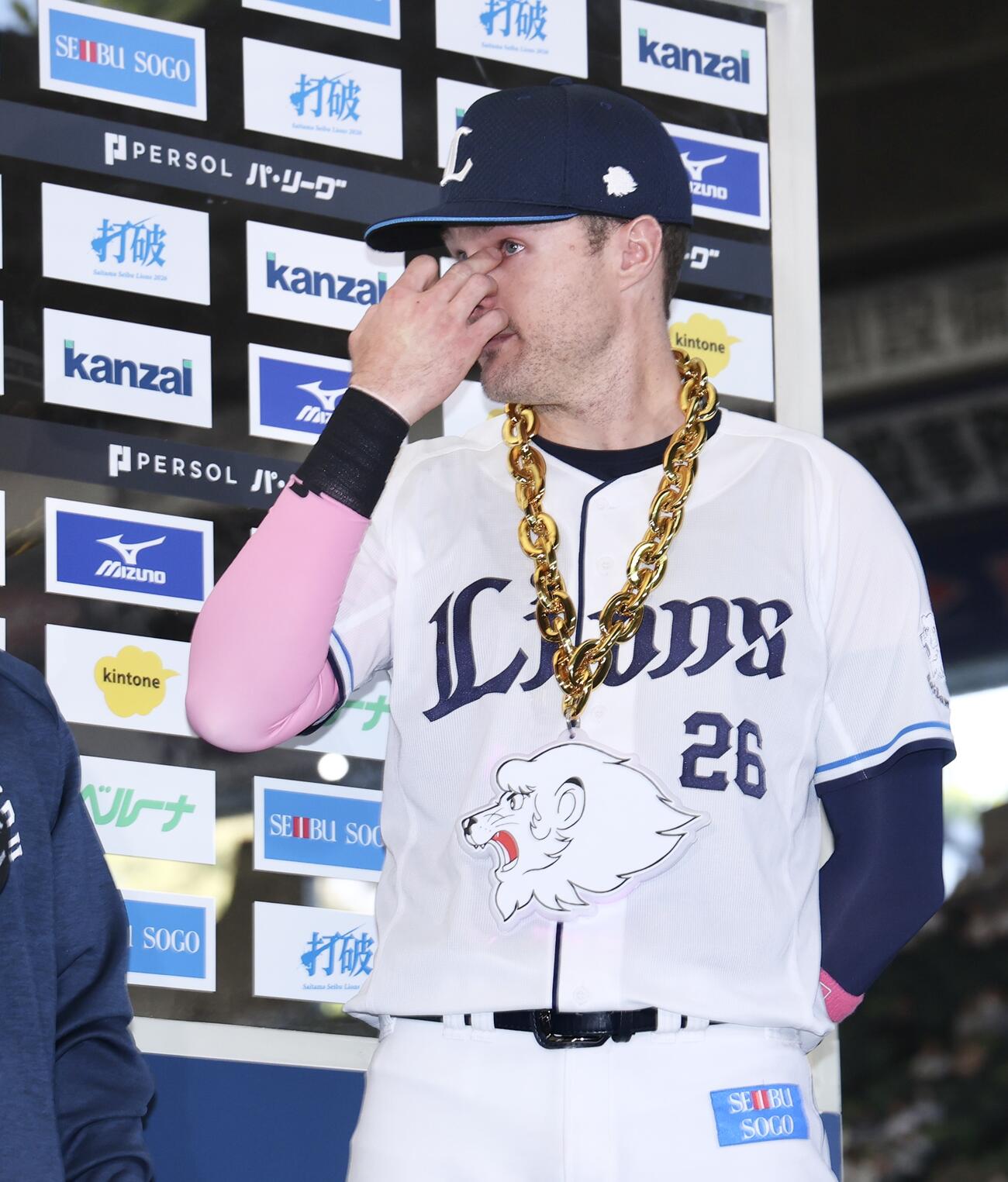 西武対楽天　お立ち台で涙ぐむネビン（撮影・河田真司）