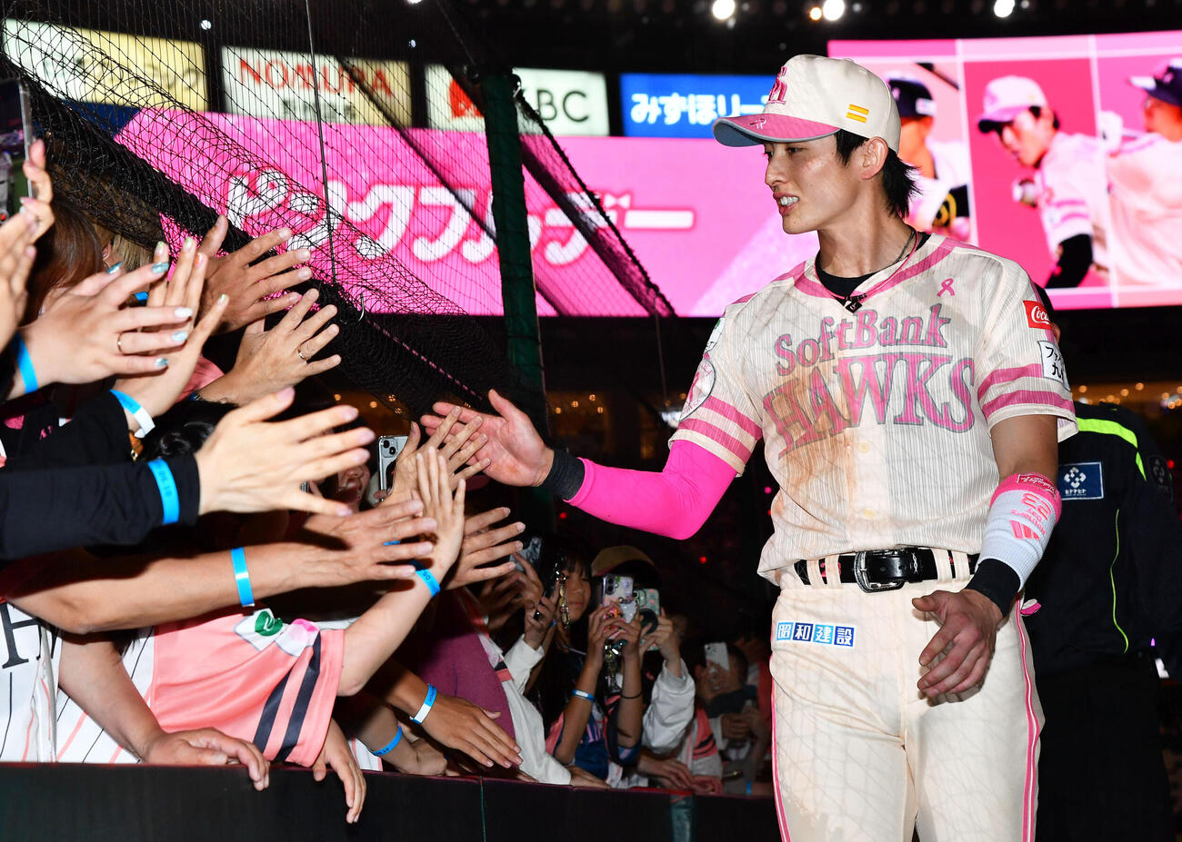 ソフトバンク対ロッテ　ロッテに勝利し、ファンとハイタッチするソフトバンク周東佑京（撮影・岩下翔太）