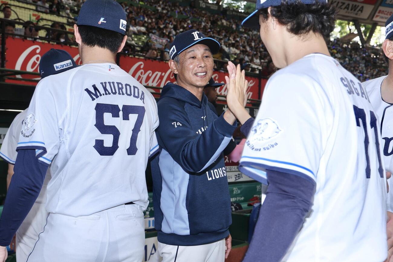 西武対楽天　楽天に勝利し、ナインを迎える西口文也監督（撮影・河田真司）