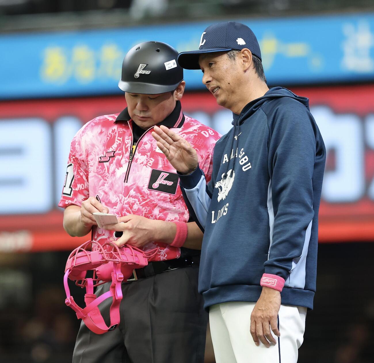 西武対楽天　7回裏を終え選手交代を告げる西口文也監督（撮影・河田真司）