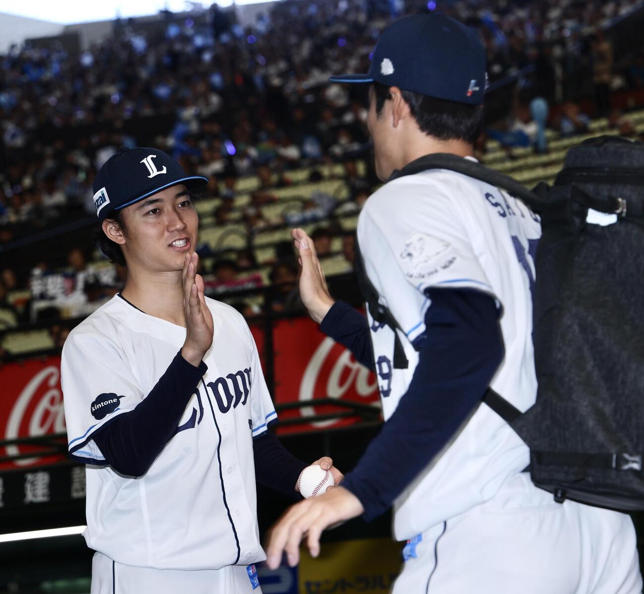 西武対楽天　楽天に勝利し、仲間に迎えられる菅井信也（撮影・河田真司）