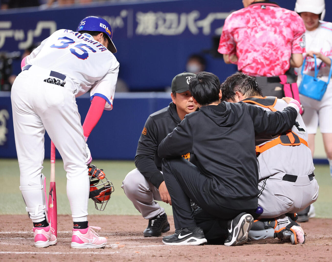 中日対巨人　9回裏中日1死一、三塁、木下拓哉の空振りしたバットが大城卓三の頭に当たりコーチらが駆けつけるもプレーを続行した（撮影・西尾就之）
