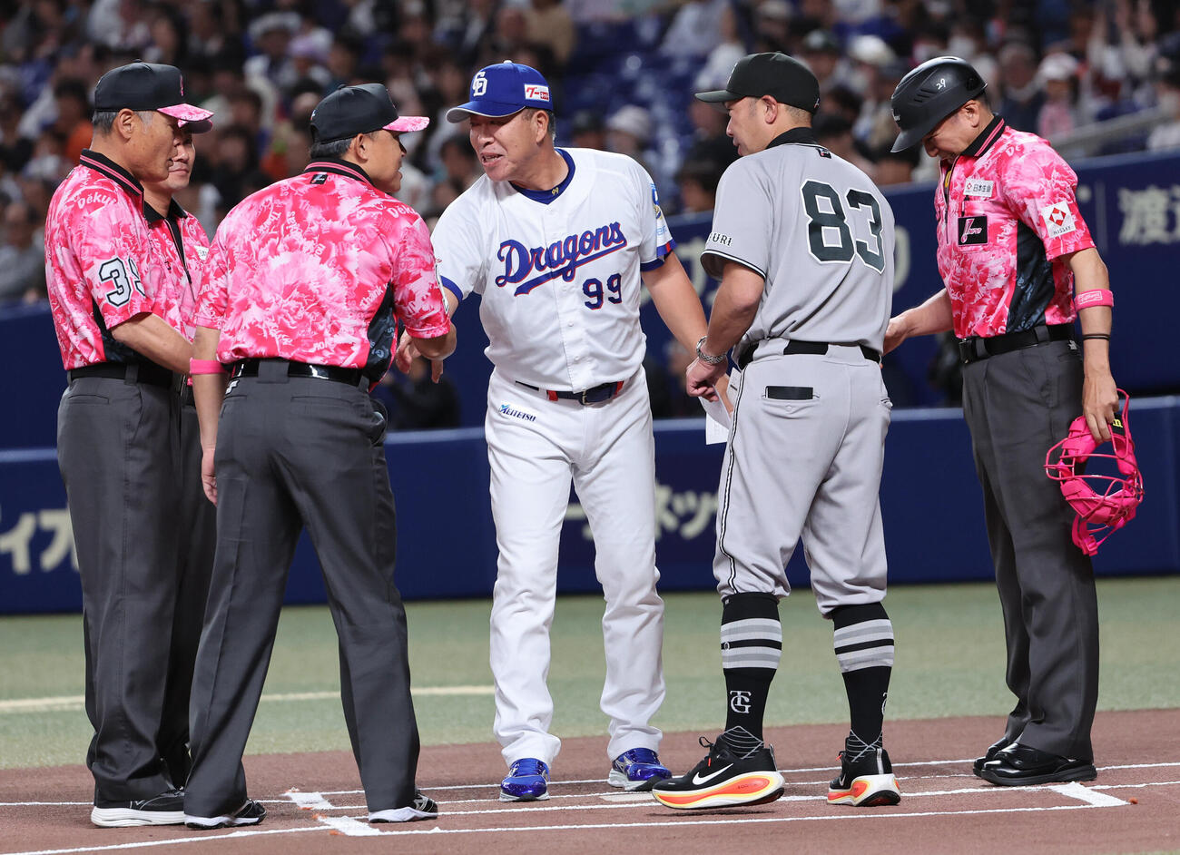 中日対巨人　中日井上一樹監督と巨人阿部慎之助監督で行われたメンバー表交換、審判はピンクのシャツで登場した（撮影・西尾就之）