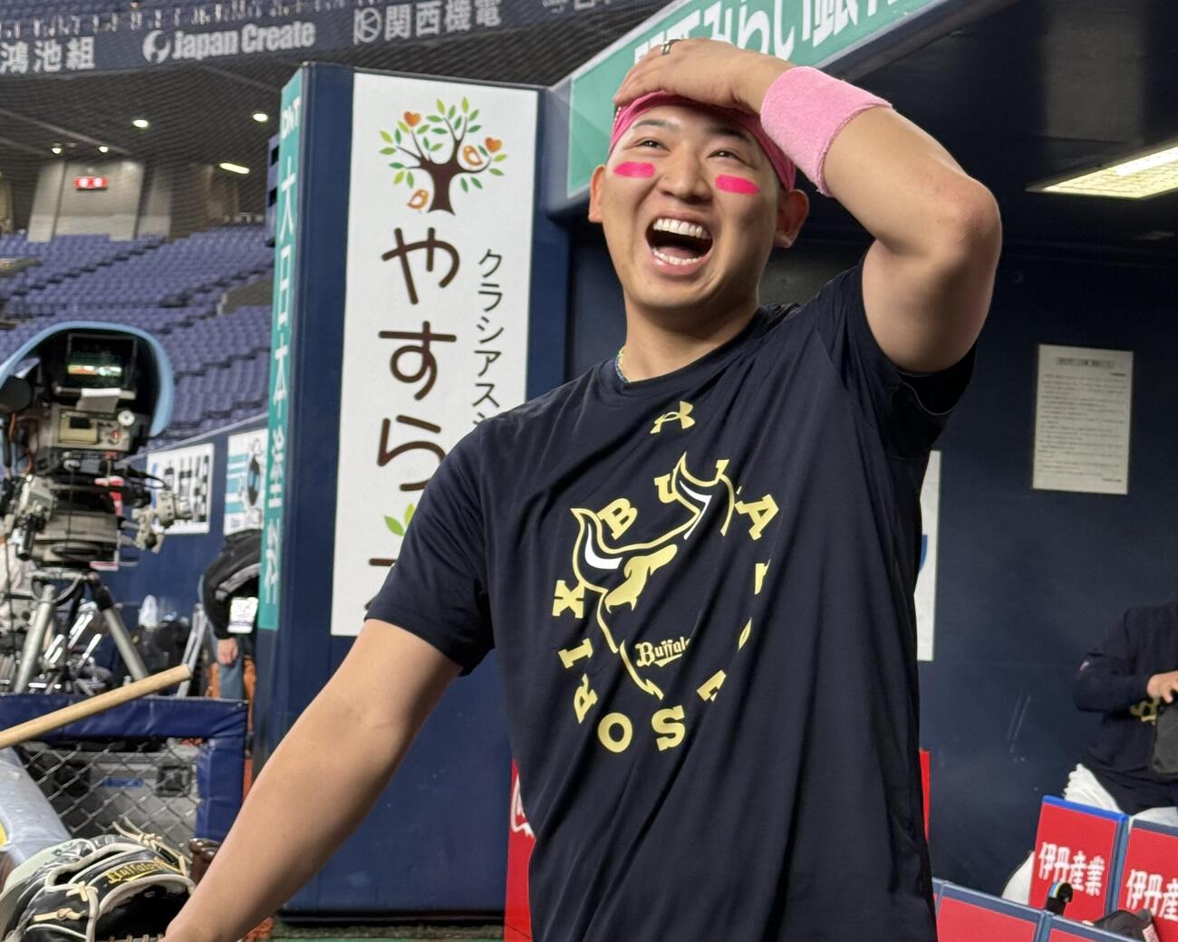 オリックス対日本ハム　試合前にピンク色のアイブラック、ヘアバンド、リストバンド姿でグラウンドに現れたオリックス椋木蓮投手（2026年5月10日）