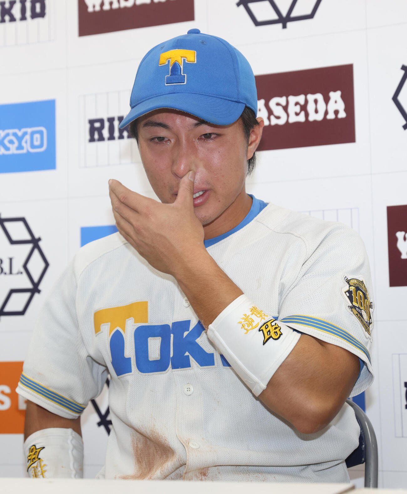 25年10月25日　法大対東大　法大に勝利し涙を流す東大・酒井捷