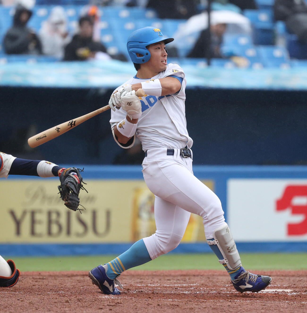 25年10月25日　法大対東大　右適時二塁打を放つ東大・酒井捷