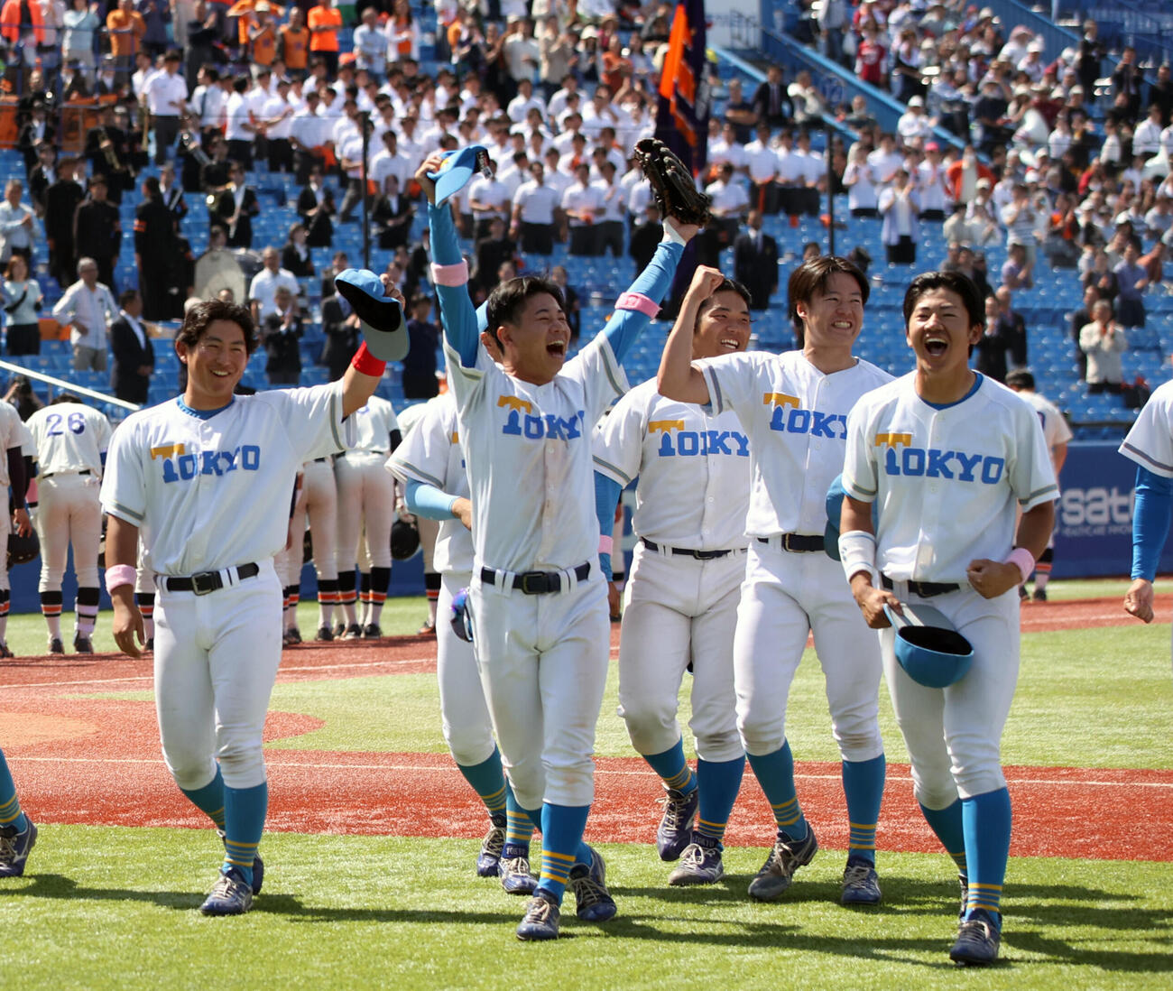 東京6大学野球　法大対東大　勝ち点を挙げ喜び抱き合う東大ナイン（撮影・柴田隆二）