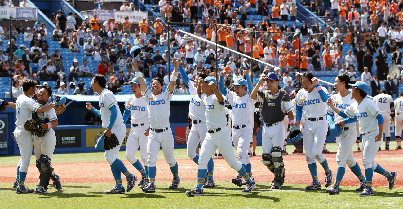 東京6大学野球　法大対東大　勝ち点を挙げ喜び抱き合う東大ナイン（撮影・柴田隆二）