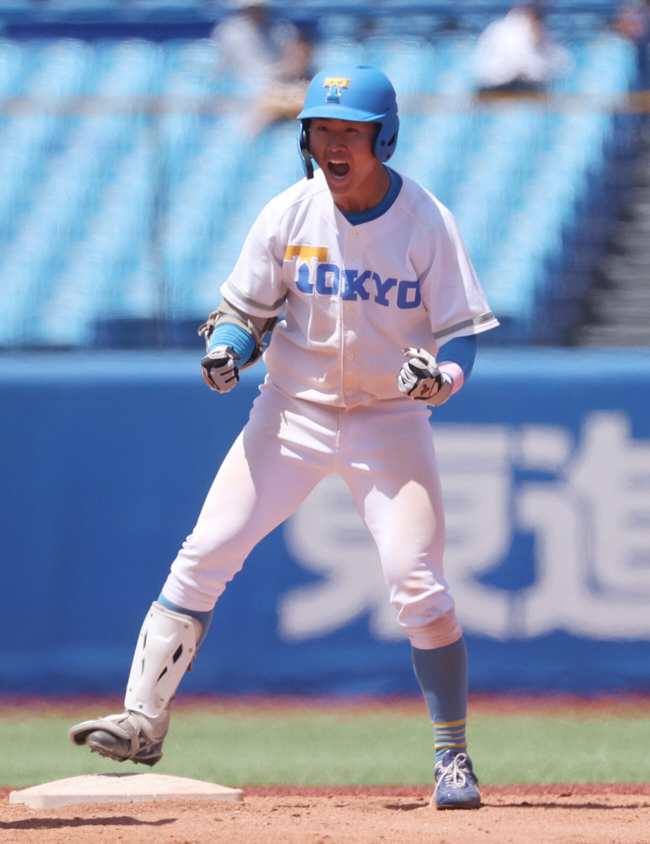 東京6大学野球　法大対東大　5回裏東大2死二、三塁、伊藤滉一郎は適時二塁打を放ちガッツポーズする（撮影・柴田隆二）