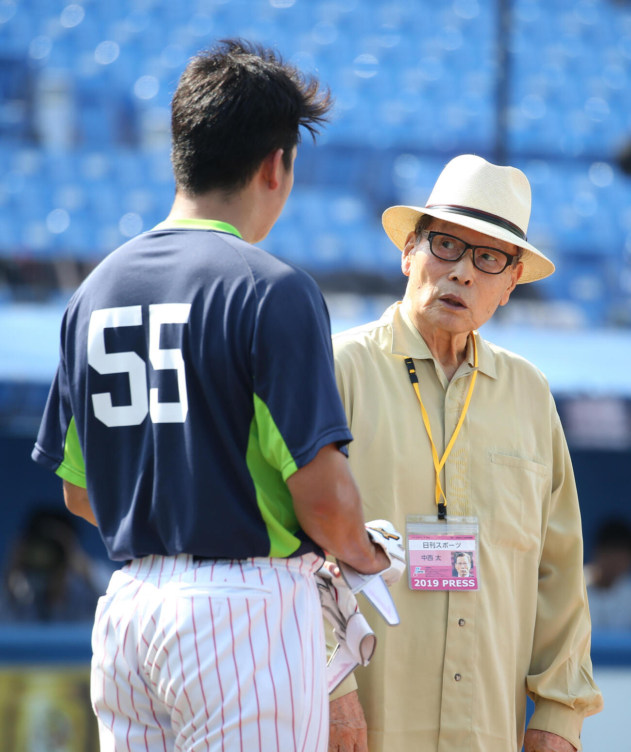 19年8月、ヤクルト村上（左）に声を掛ける中西氏