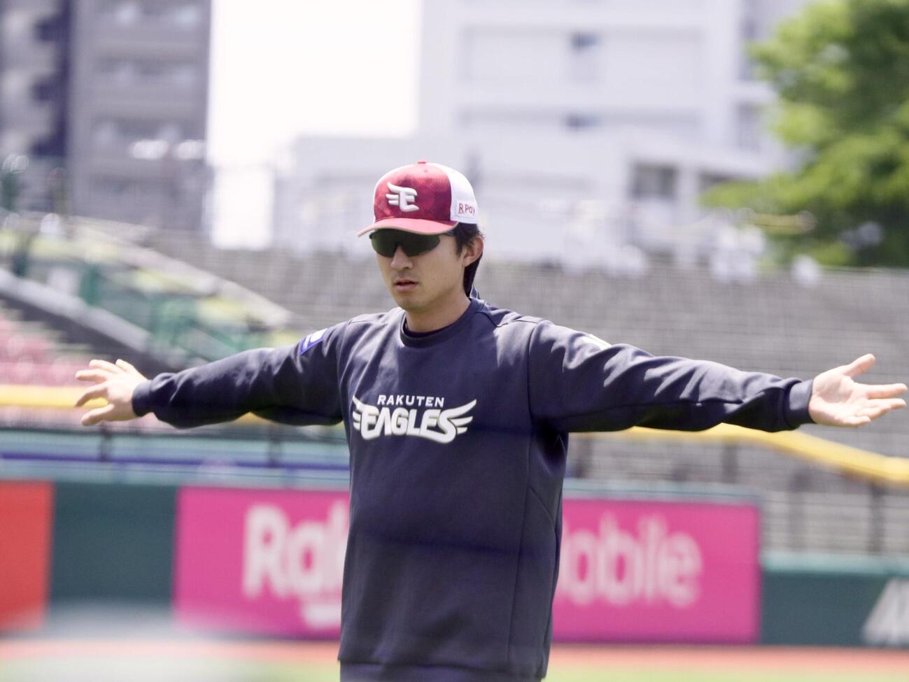 先発投手練習でウォーミングアップする楽天荘司康誠投手（撮影・高橋香奈）