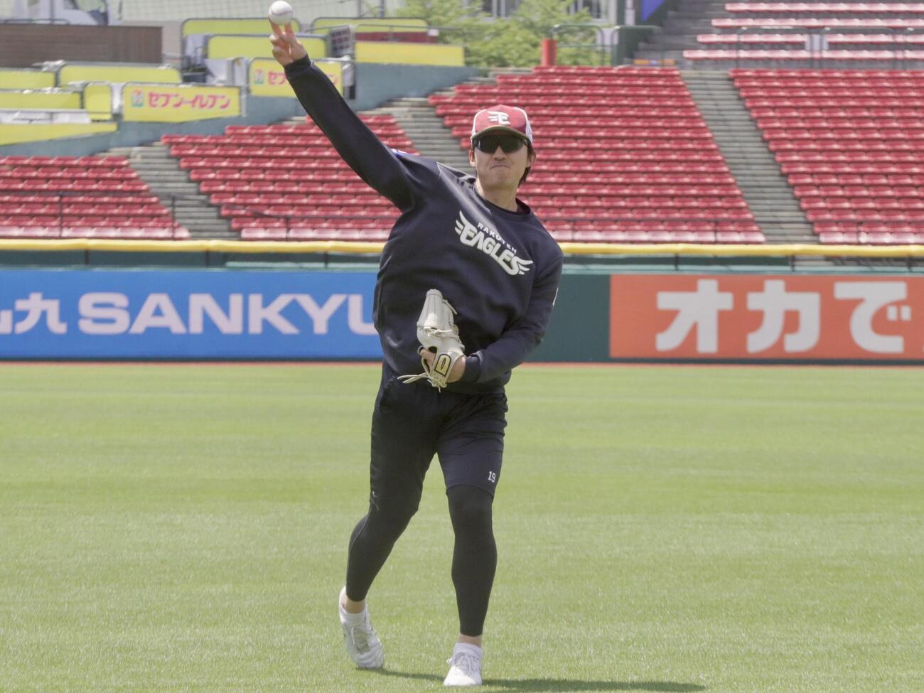 先発投手練習でキャッチボールする楽天荘司康誠（撮影・高橋香奈）
