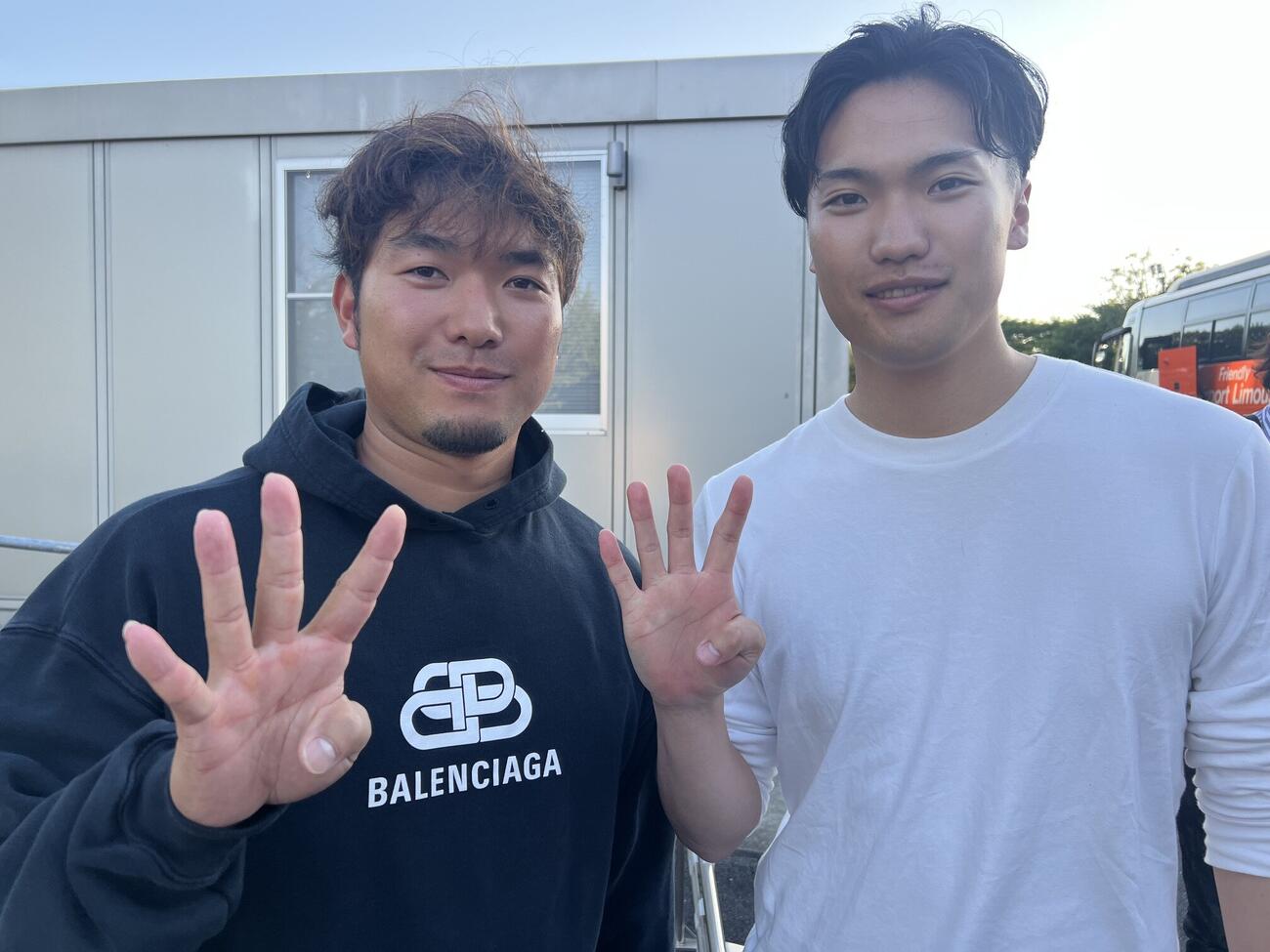 西武柘植世那（つげ・せな＝左）と弟の柘植礼雄（つげ・れお）さん（撮影・金子真仁）