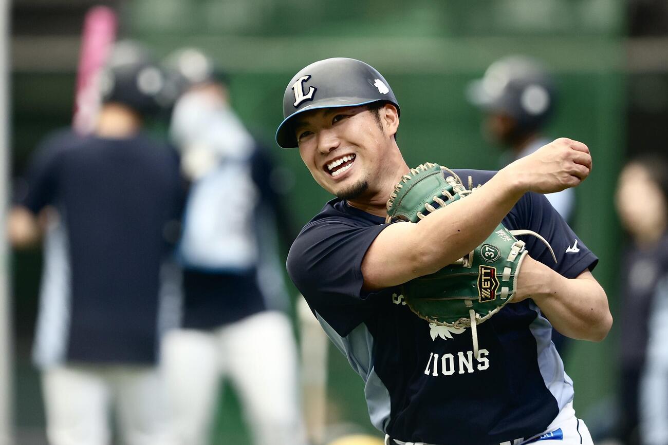 10日、西武対楽天　試合前、練習に臨む西武柘植世那