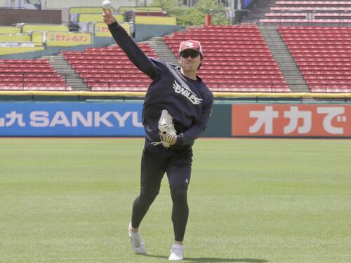 先発投手練習でキャッチボールする楽天荘司康誠（撮影・高橋香奈）