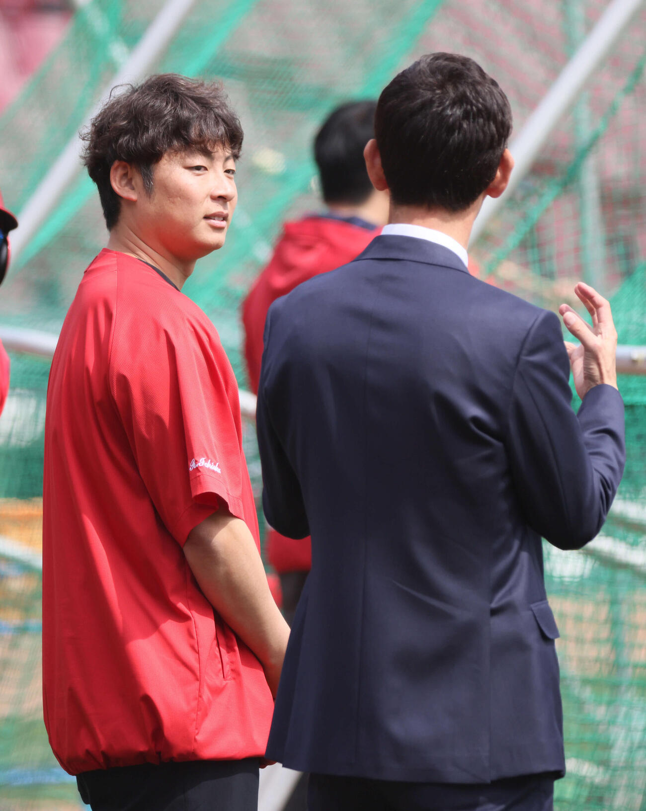 山内泰幸氏と話し合う一岡竜司アナリスト（左）（2024年4月6日撮影）