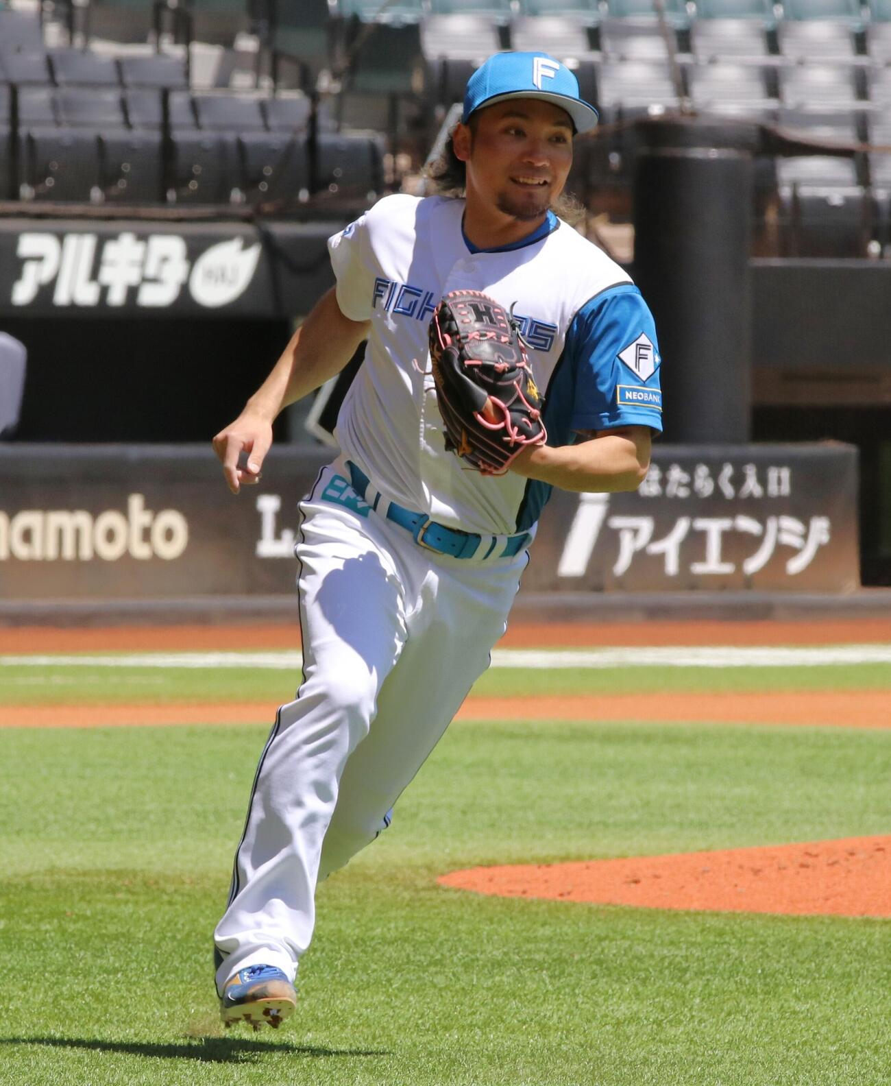 エスコンフィールドで居残り練習に参加する日本ハム伊藤大海