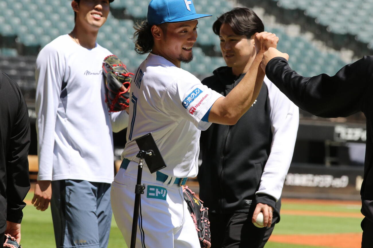 エスコンフィールドで居残り練習に参加する日本ハム伊藤大海