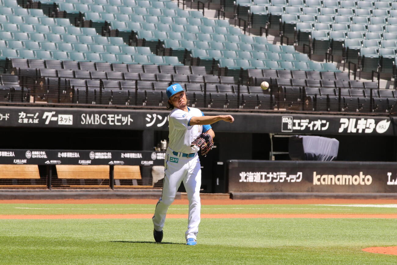 エスコンフィールドで居残り練習に参加する日本ハム伊藤大海