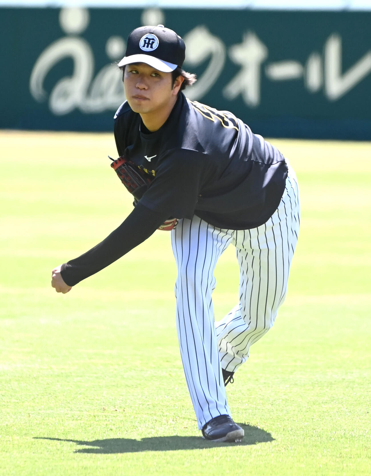 キャッチボールをする阪神高橋遥人（撮影・石井愛子）