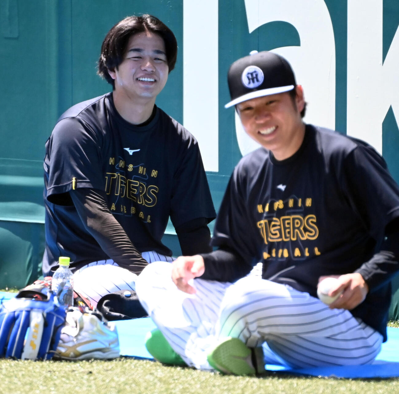 笑顔で話す阪神高橋遥人（左）、西勇輝（撮影・石井愛子）