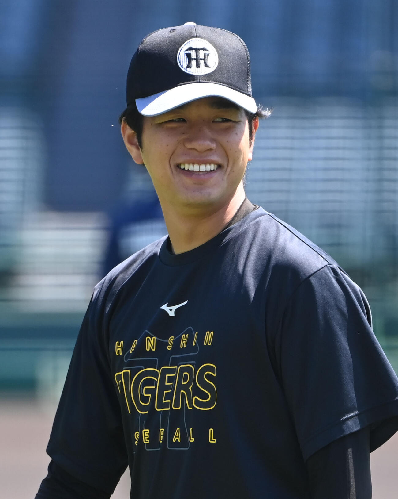練習の合間に笑顔を見せる阪神高橋遥人（撮影・石井愛子）