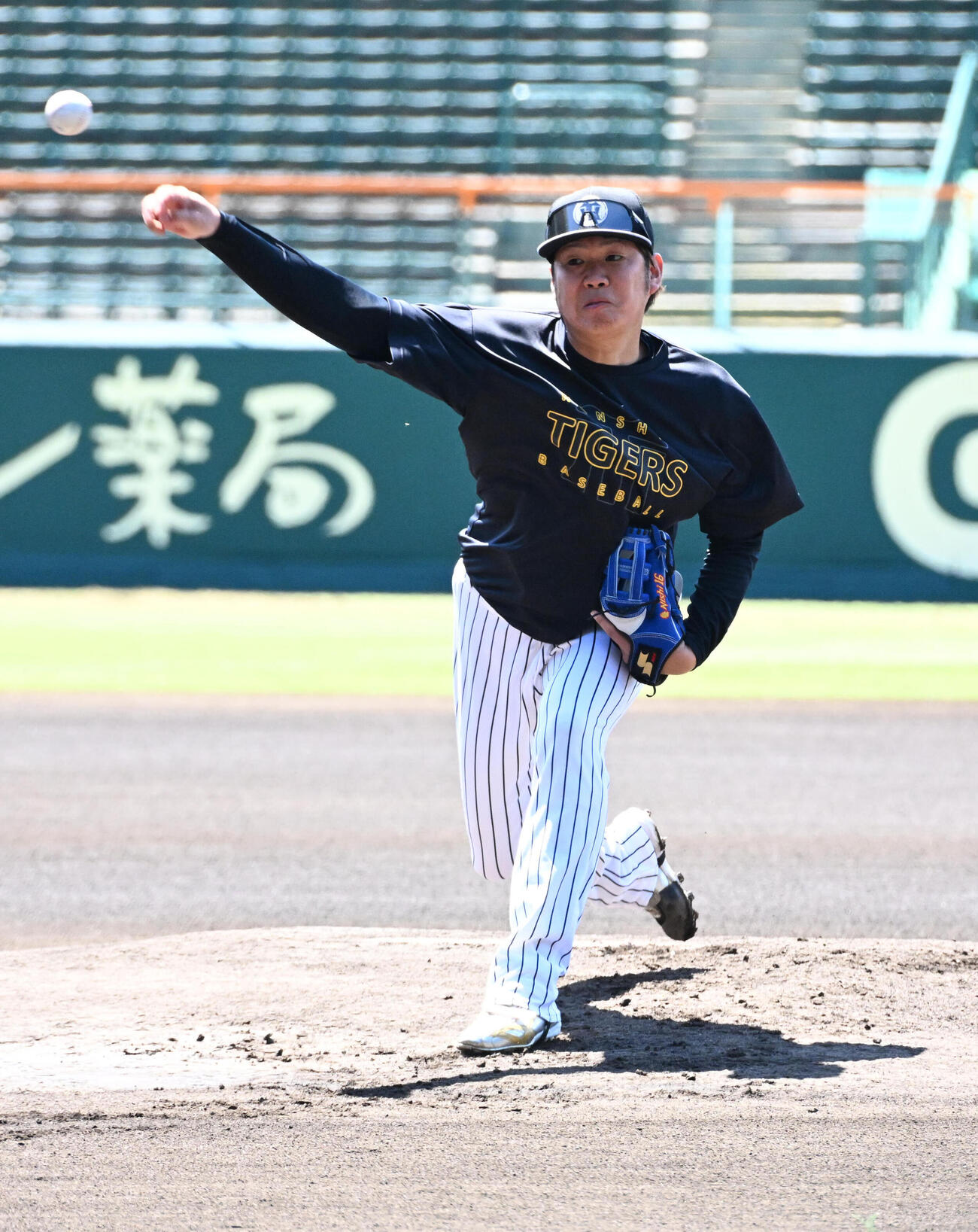 マウンドで投球練習をする阪神西勇輝（撮影・石井愛子）