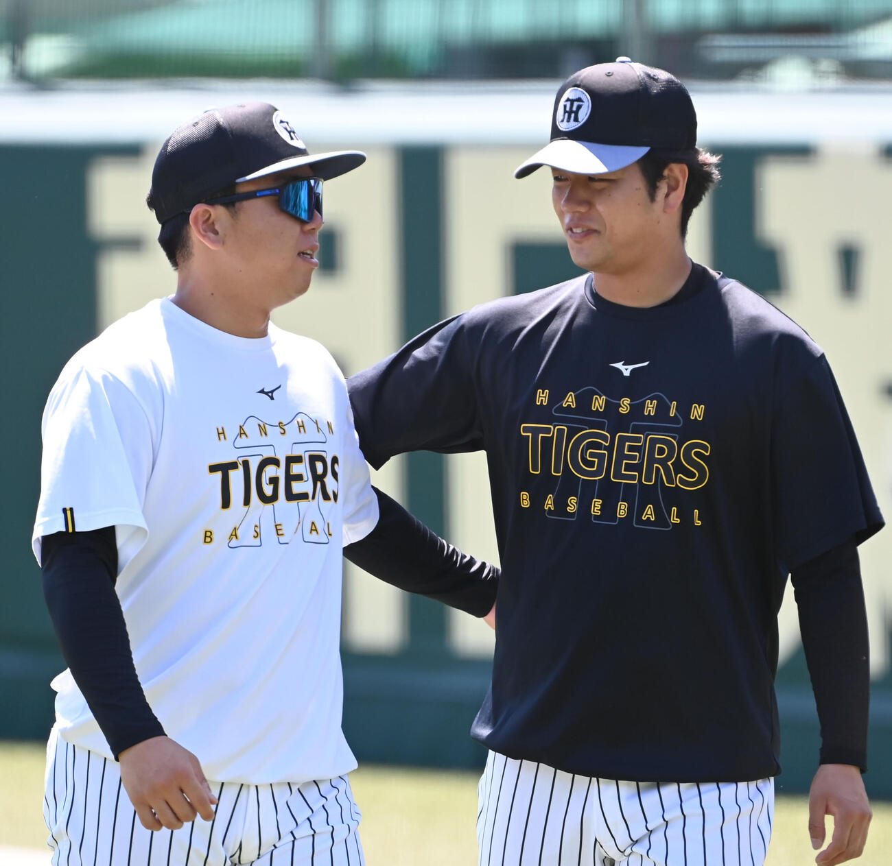 肩を組む阪神村上頌樹（左）、高橋遥人（撮影・石井愛子）
