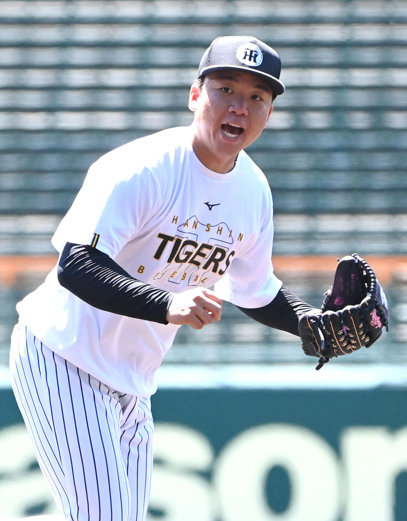 投内連携の練習をする阪神村上頌樹（撮影・石井愛子）