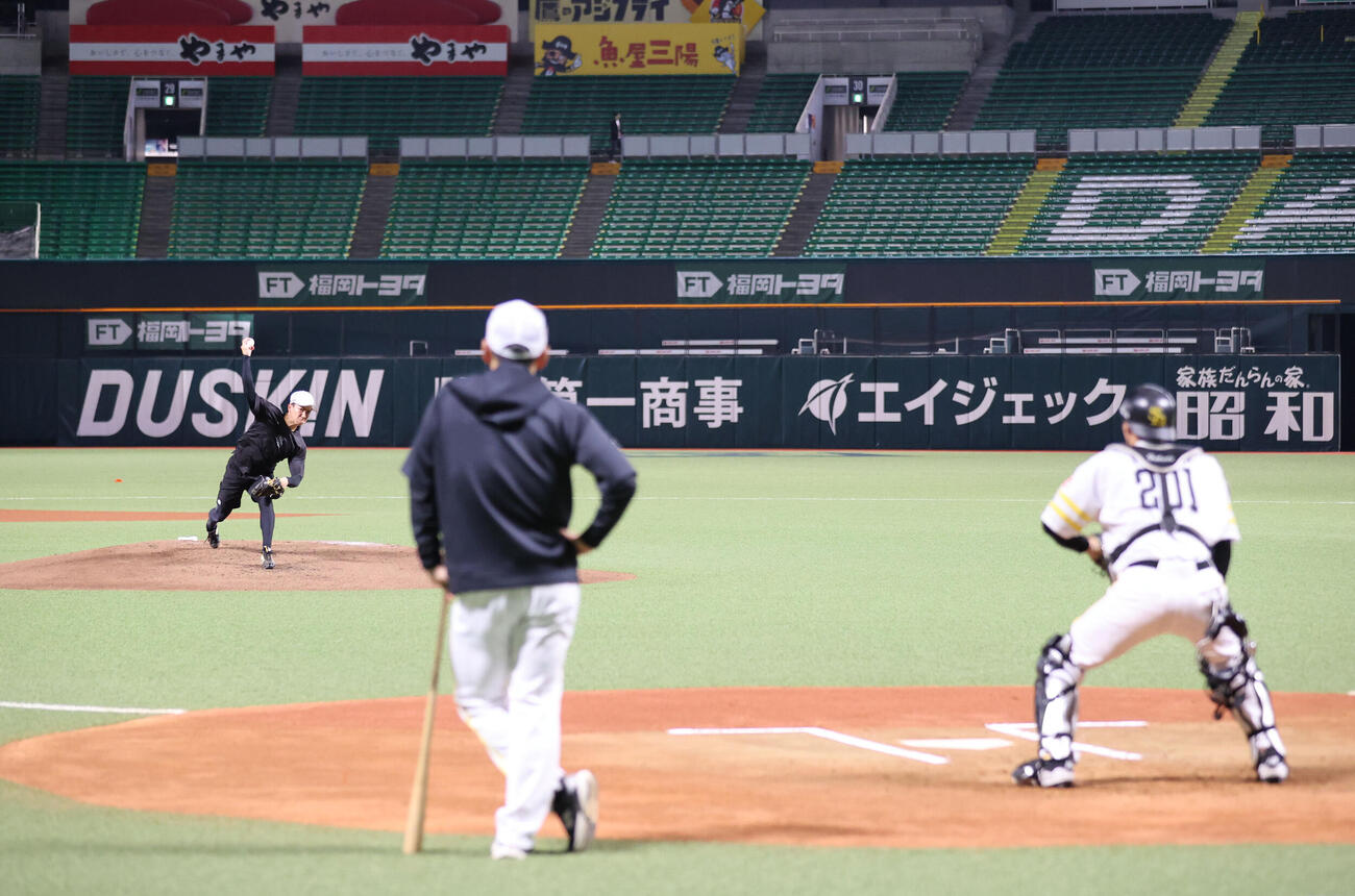 倉野信次投手コーチが見守る中、マウンドで投球を行うソフトバンク藤原大翔（撮影・梅根麻紀）