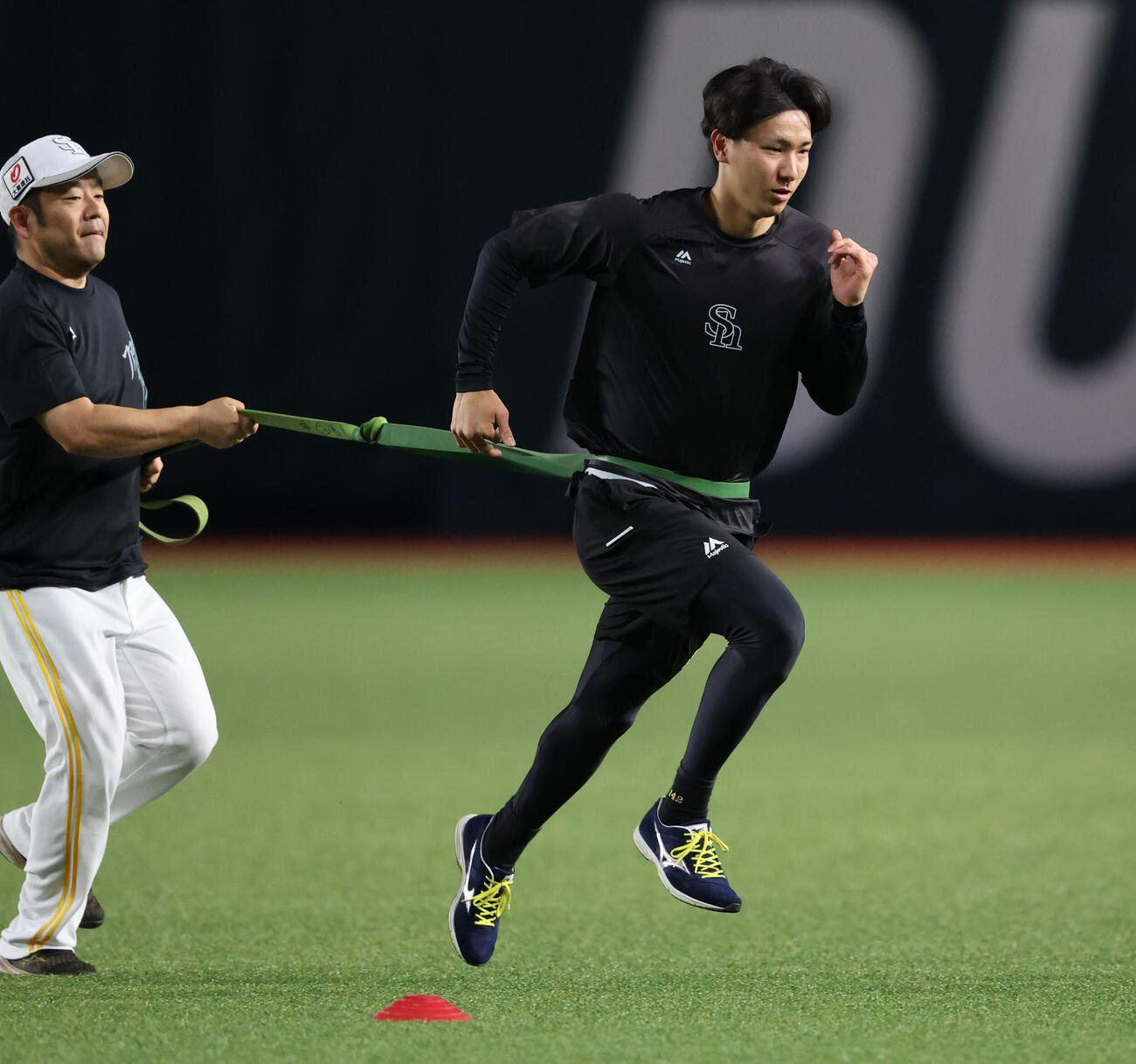 ダッシュで汗を流すソフトバンク藤原大翔（撮影・梅根麻紀）
