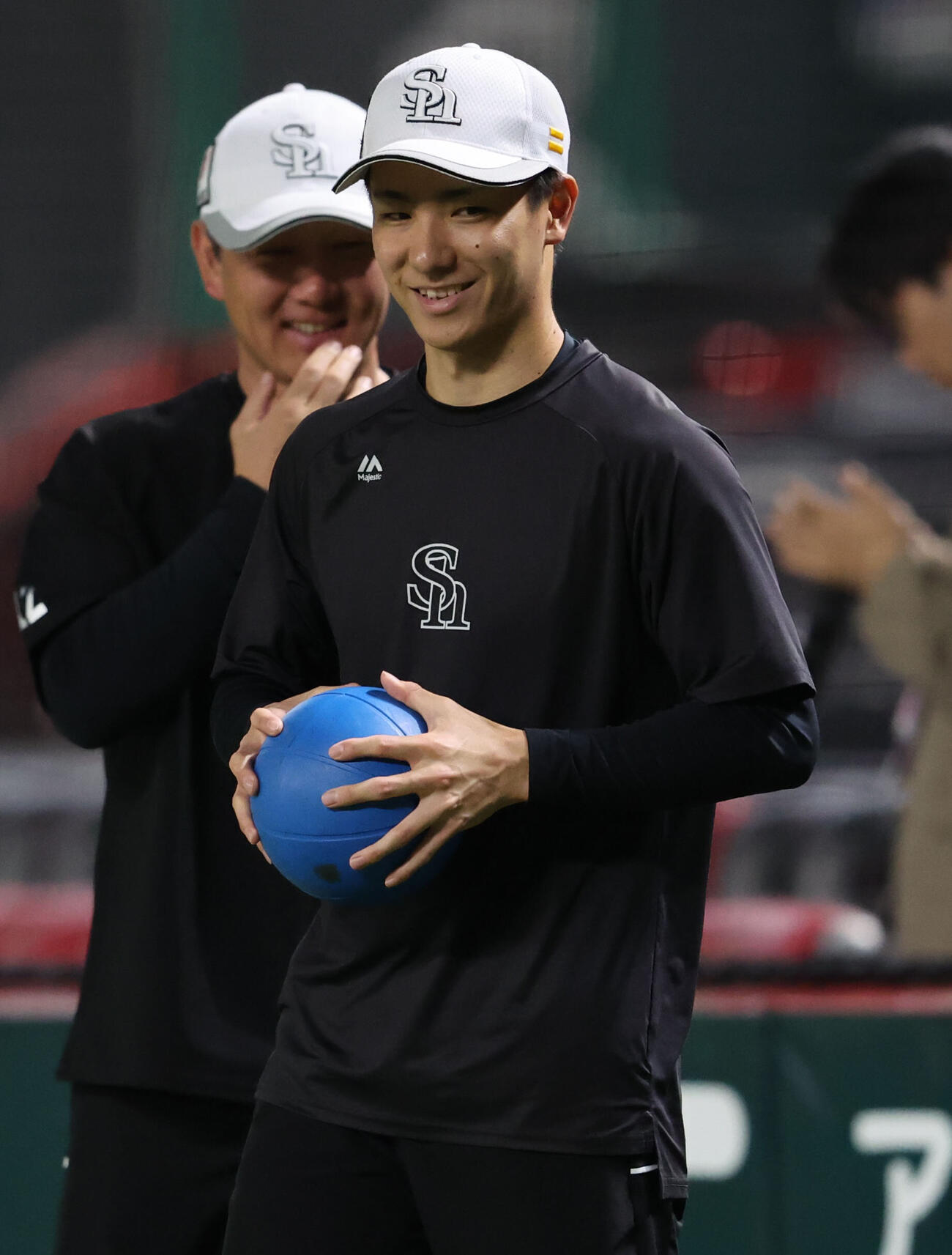 練習中、笑顔を見せるソフトバンク藤原大翔（撮影・梅根麻紀）