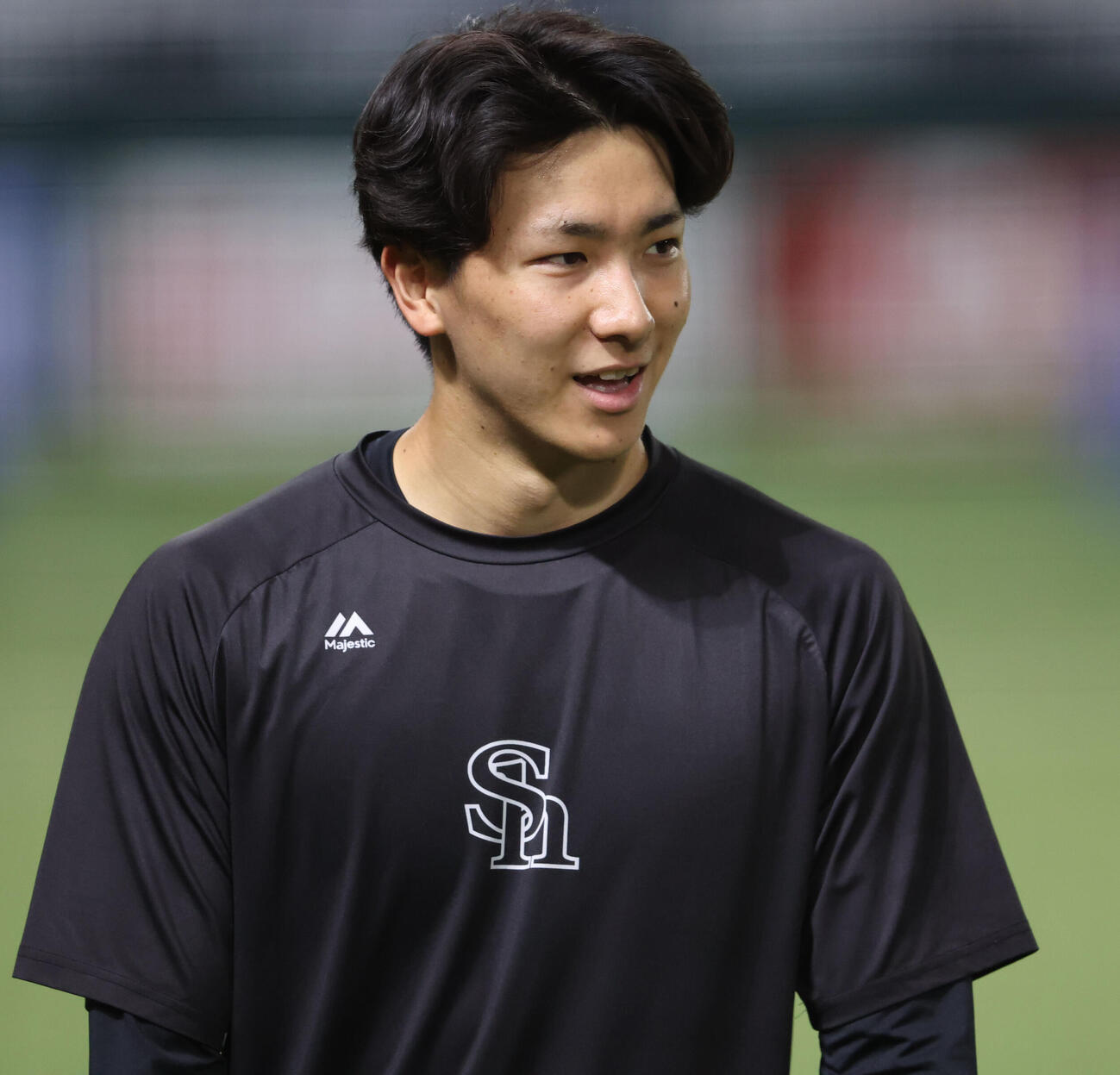 練習中、笑顔を見せるソフトバンク藤原大翔（撮影・梅根麻紀）