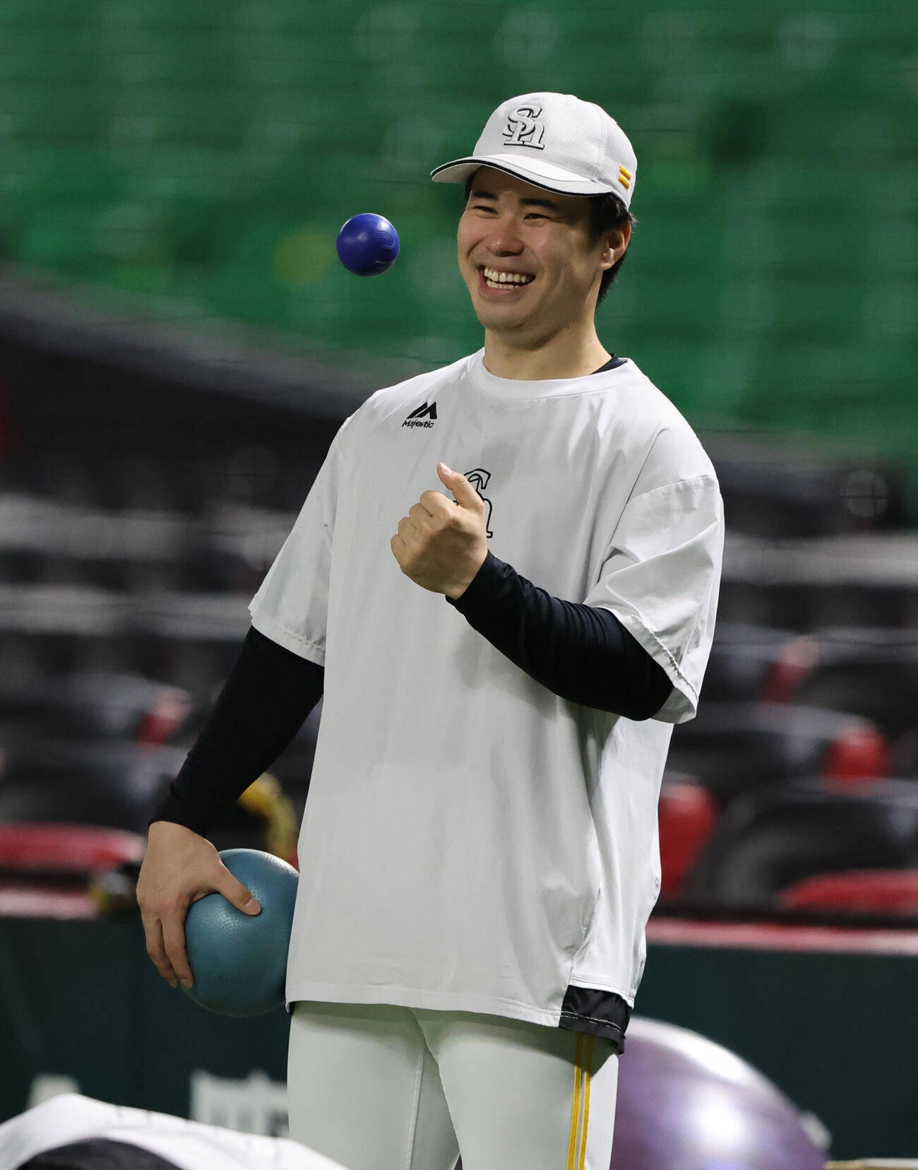 練習中に笑顔を見せるソフトバンク松本晴（撮影・梅根麻紀）