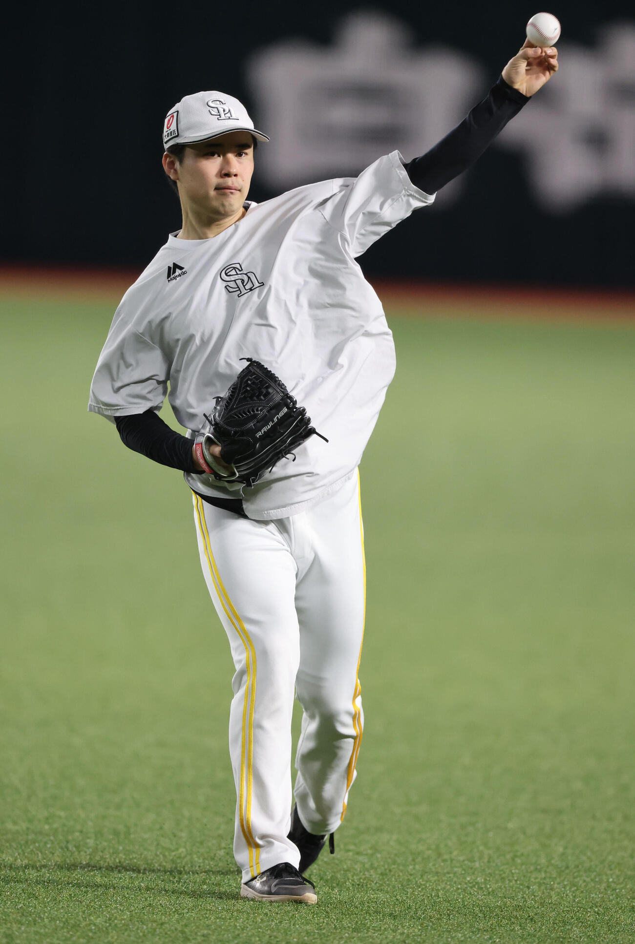 キャッチボールで調整するソフトバンク松本晴（撮影・梅根麻紀）