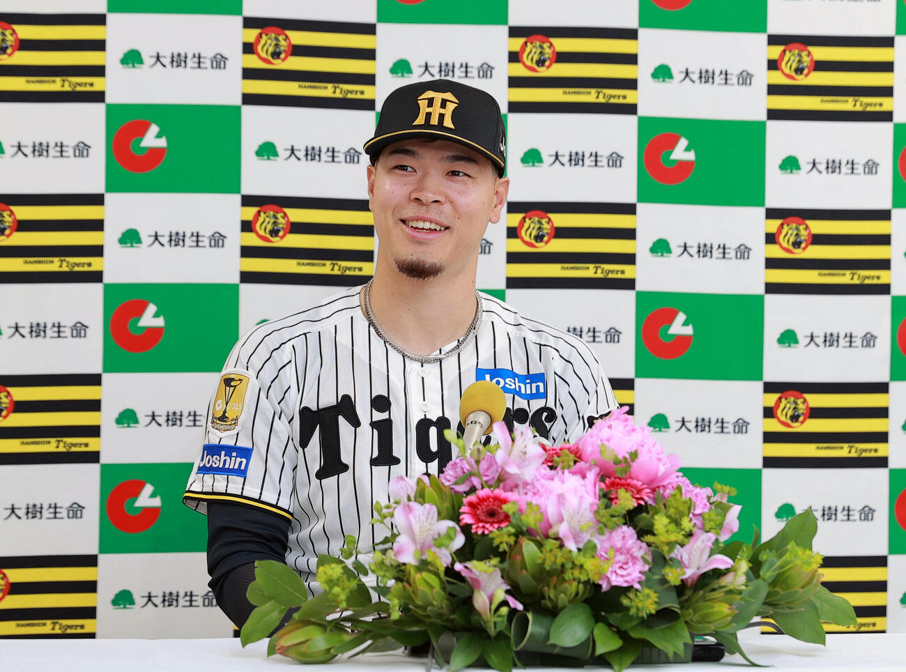 3，4月度「大樹生命月間MVP賞」を受賞し喜びを語る阪神佐藤輝明（撮影・上山淳一）
