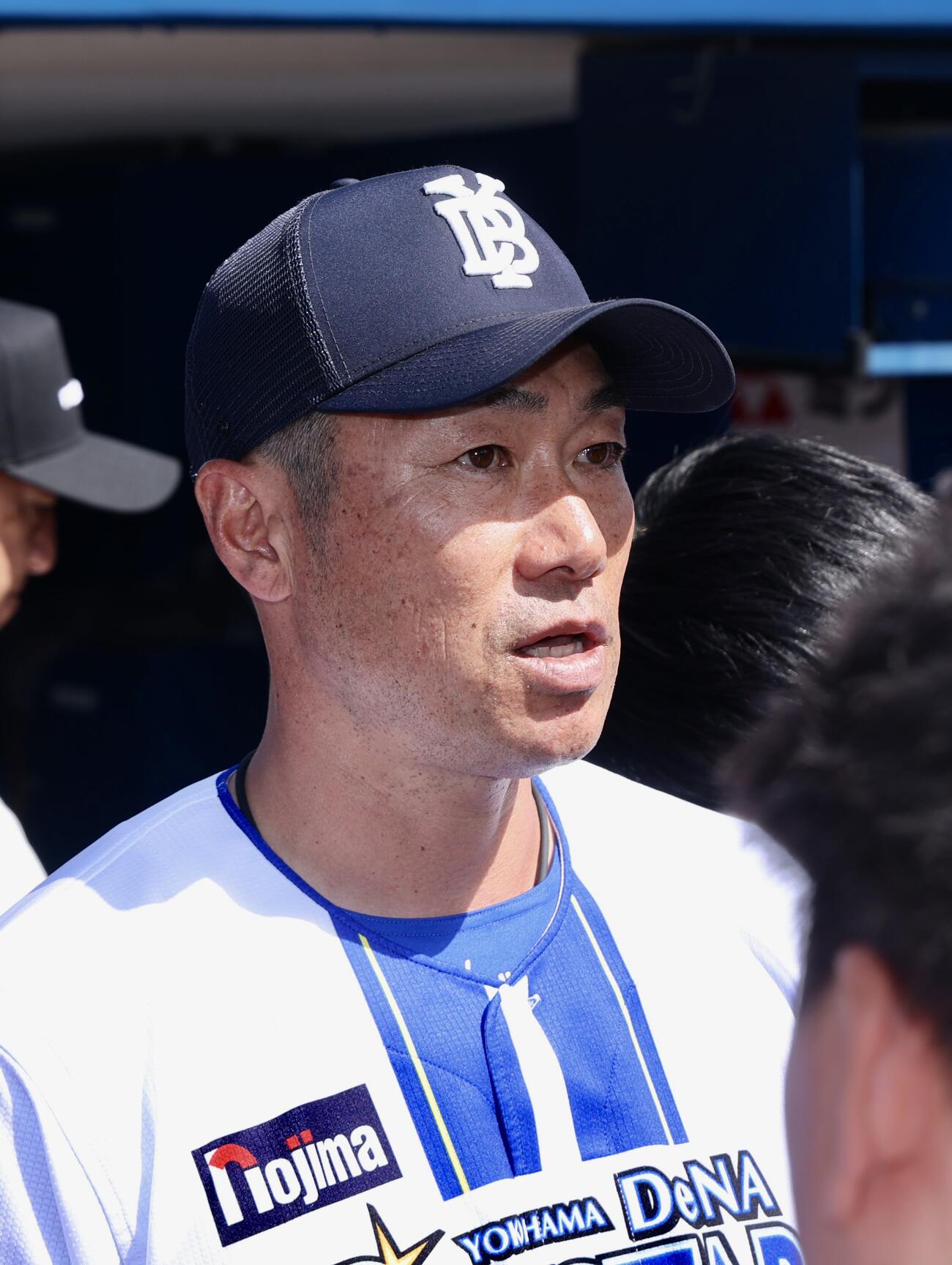 記者の質問に答えるDeNA相川亮二監督（撮影・河田真司）