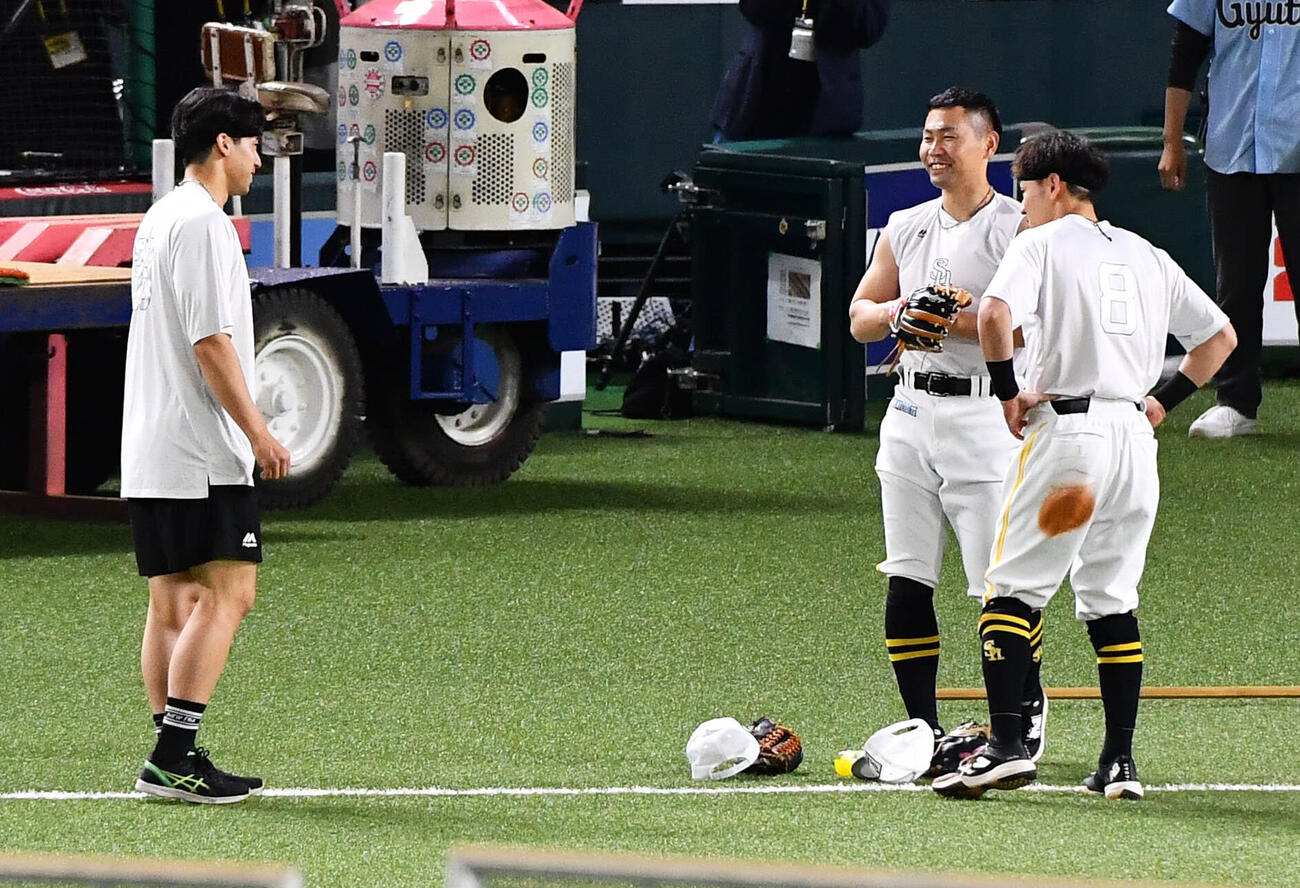 ソフトバンク対西武　DeNAへのトレードが決まった尾形崇斗（左）は、右から牧原大成、中村晃にあいさつする（撮影・岩下翔太）