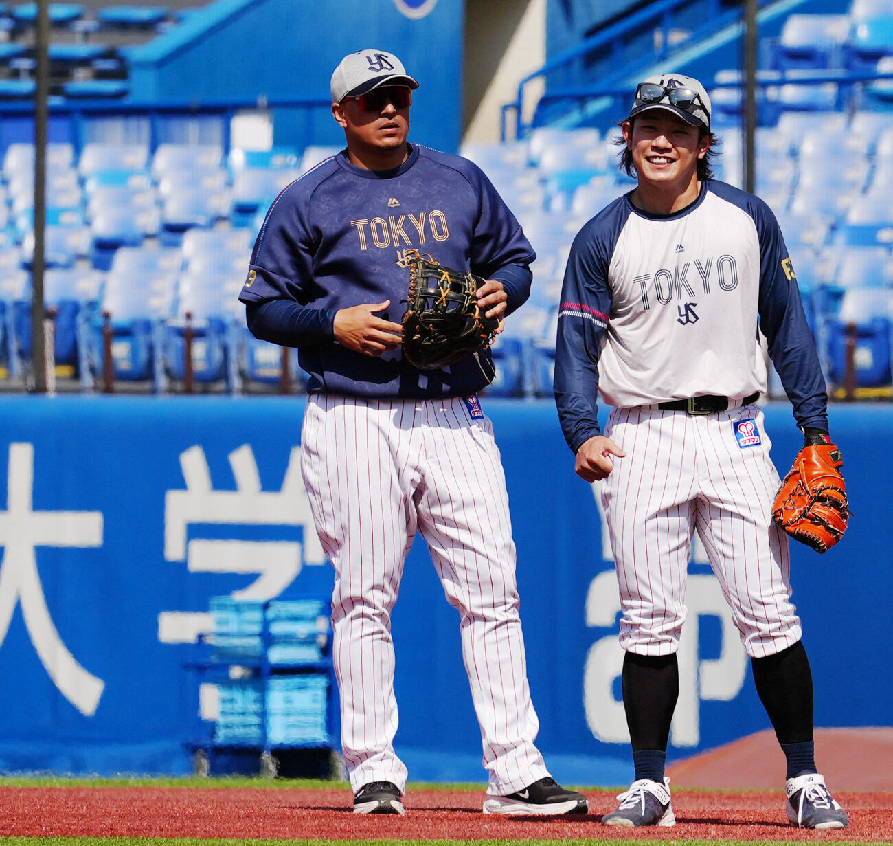 ヤクルト対阪神　1軍に合流したヤクルトのホセ・オスナ（左）（撮影・清水貴仁）
