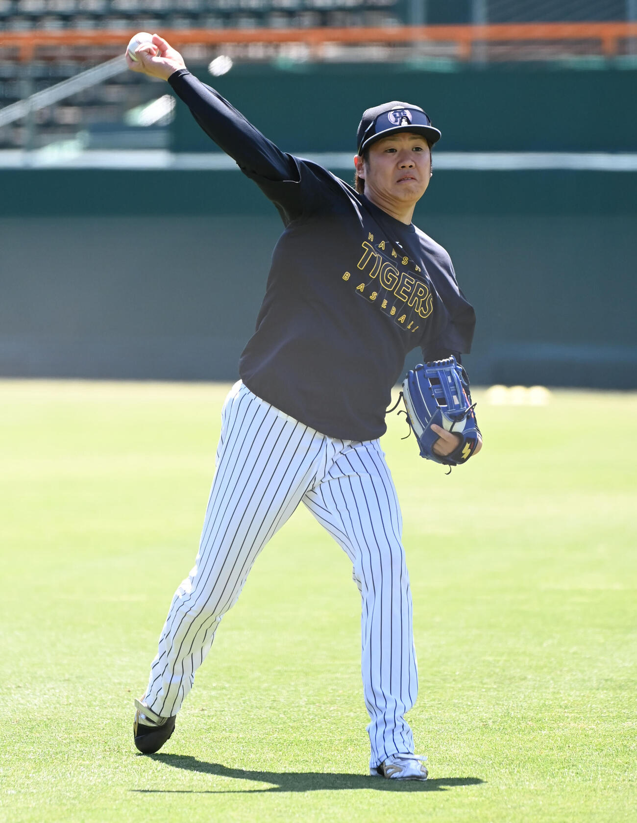 キャッチボールをする阪神西勇輝（2026年5月11日撮影）
