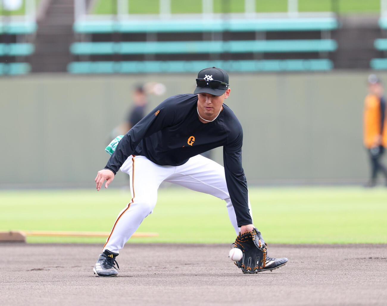 巨人対広島　ノックを受ける巨人吉川尚輝（撮影・増田悦実）