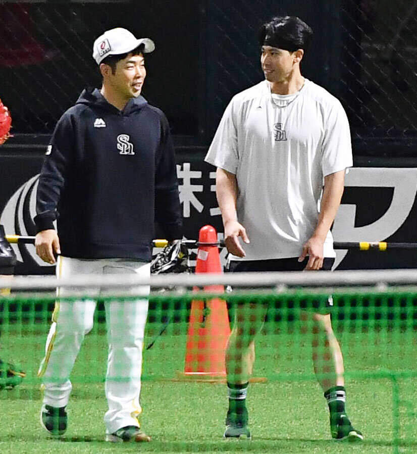 ソフトバンク対西武　DeNAへのトレードが決まった尾形崇斗（右）は近藤健介にあいさつする（撮影・岩下翔太）