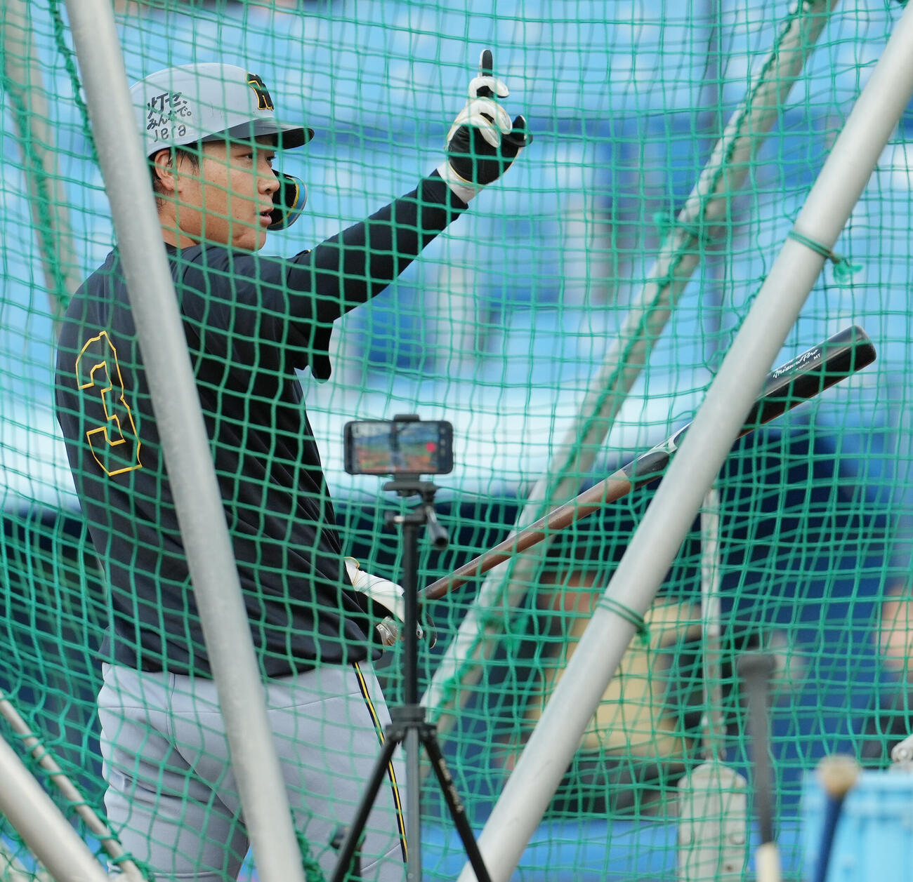 ヤクルト対阪神　試合前、フリー打撃を再開した阪神大山悠輔（撮影・清水貴仁）
